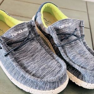 Big kids Hey Dudes size 4-5